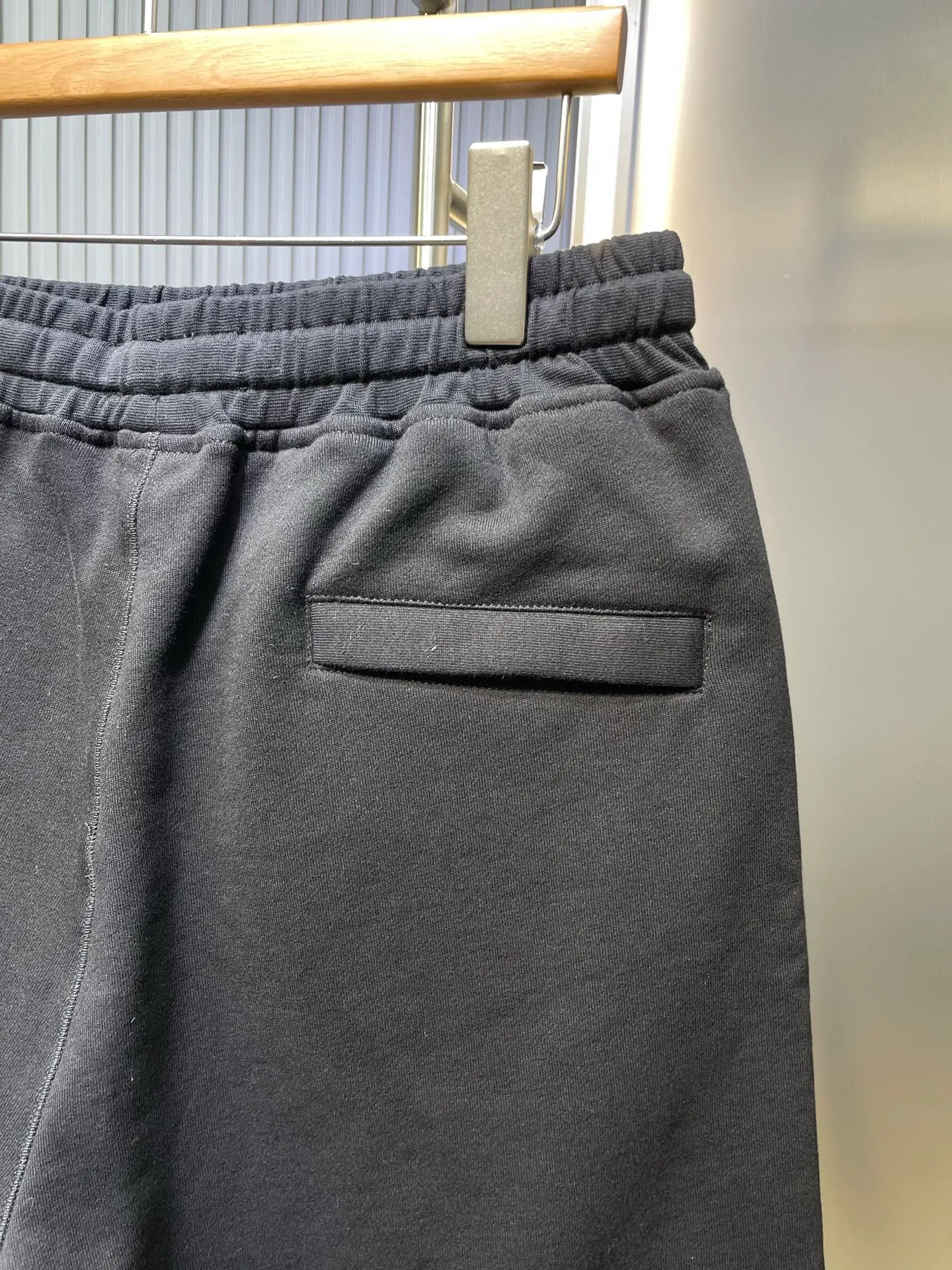 🅿️400 Stonelsland 🌟[Top Replica] Badge embroidered shorts. Customized to the purest and most luxurious terry cloth. Thick and crisp, comfortable and skin-friendly. Iconic embellishment on the side of the pants. Compass badge embroidery to highlight the brand's imprint. Stitching art. The beauty of contrasting colors. The red stitching jumps on the black base. The collision of fashion and creativity exudes irresistible charm. Process 1: Using imported machine embroidery process. Use advanced computer control system and precision mechanical components to realize the red Compass badge embroidery operation with high precision and smooth and delicate lines. Process 2: Special machine for reverse top-stitch fine sewing process. Use special machine for top-stitch sewing. The reverse side of clothing is required to be carefully prepared before sewing to ensure straight sewing lines, even stitches, smooth edges and beautiful appearance. Process 3: The fabrics have been washed and have a better hand feel and texture. They are not easy to deform, shrink or fade. Maintain long-term beauty Accessories: Customized 1:1 Stonelsland snap button Customized 1:1 Stonelsland trademark Version: Loose version Size: S M L XL Style number: MM023-A80